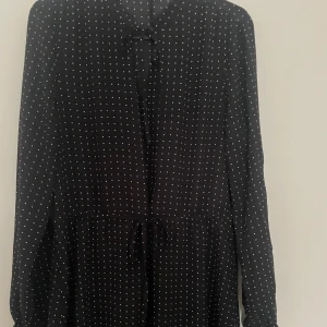 Jätte elegant klänning med jätte fina detaljer - Jätte fin och elegant känning perfekt nu till höst/vinter. Har jätte fina detaljer. Har använt några få gånger men är i jätte bra skick