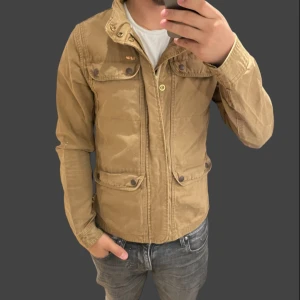 Field jackan  - Säljer denna riktigt snygga jackan  I från märket scotch & soda  Vid frågor och funderingar skriv 💬 