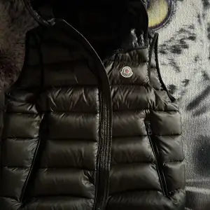 Nu säljer jag min moncler väst för herrar i storlek S/M  Inga defekter och i helt nytt skick. Säljer den pågrund av att den e för liten, och inte min stil längre