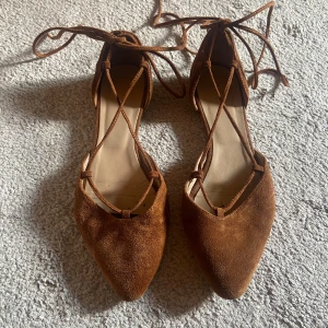 Fina ballerina i brun mocka - Mjuk mocka. Från Rizzo🥰