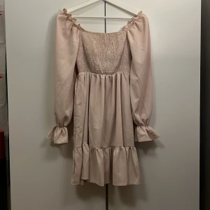 Klänning  - Klänning i bra sick 