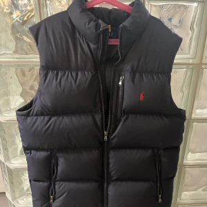 Ralph lauren väst  - Storlek 18-20 barn storlek vilket motsvarar s i vuxen, pris går diskuteras vid snabb affär 