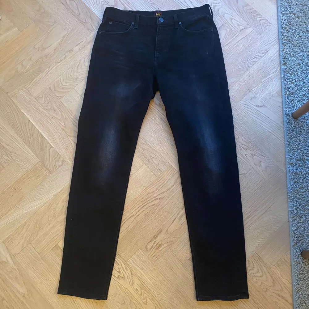 Tja! Säljer dessa feta jeansen från märket Lee. Modellen heter Austin och är i passformen regular. Finns en mindre defekt (sista bilden). Modellen på bilden är 190 cm. . Jeans & Byxor.