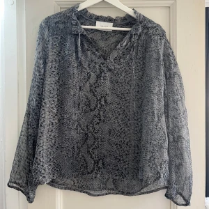 Neo noir blus! - Superfin blus från neo noir med ormprint i storlek xs!💞