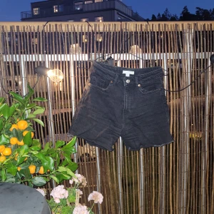 Jeansshorts  - Jeansshorts. Frakt tillkommer 