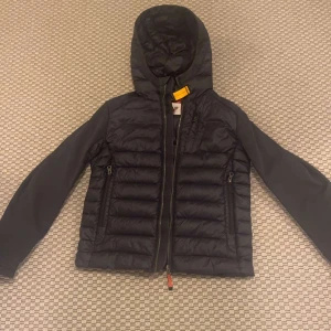 Parajumpers jacka - Den har ba används 3 gånger och är i bra form original pris är 4300 