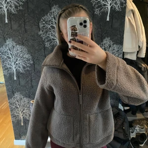 Hm Teddy jacka  - En jätte snygg teddy jacka från hm som är ganska svår o få tag i💕💕 inte alls använd mycket som ny