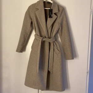 Vero Moda kappa - Nyskick, aldrig använd och prislappen sitter kvar! Köptes i butik för 650kr men säljer för 500 (vid snabbt köp kan priset diskuteras). Först till kvarn som gäller🙌🏼