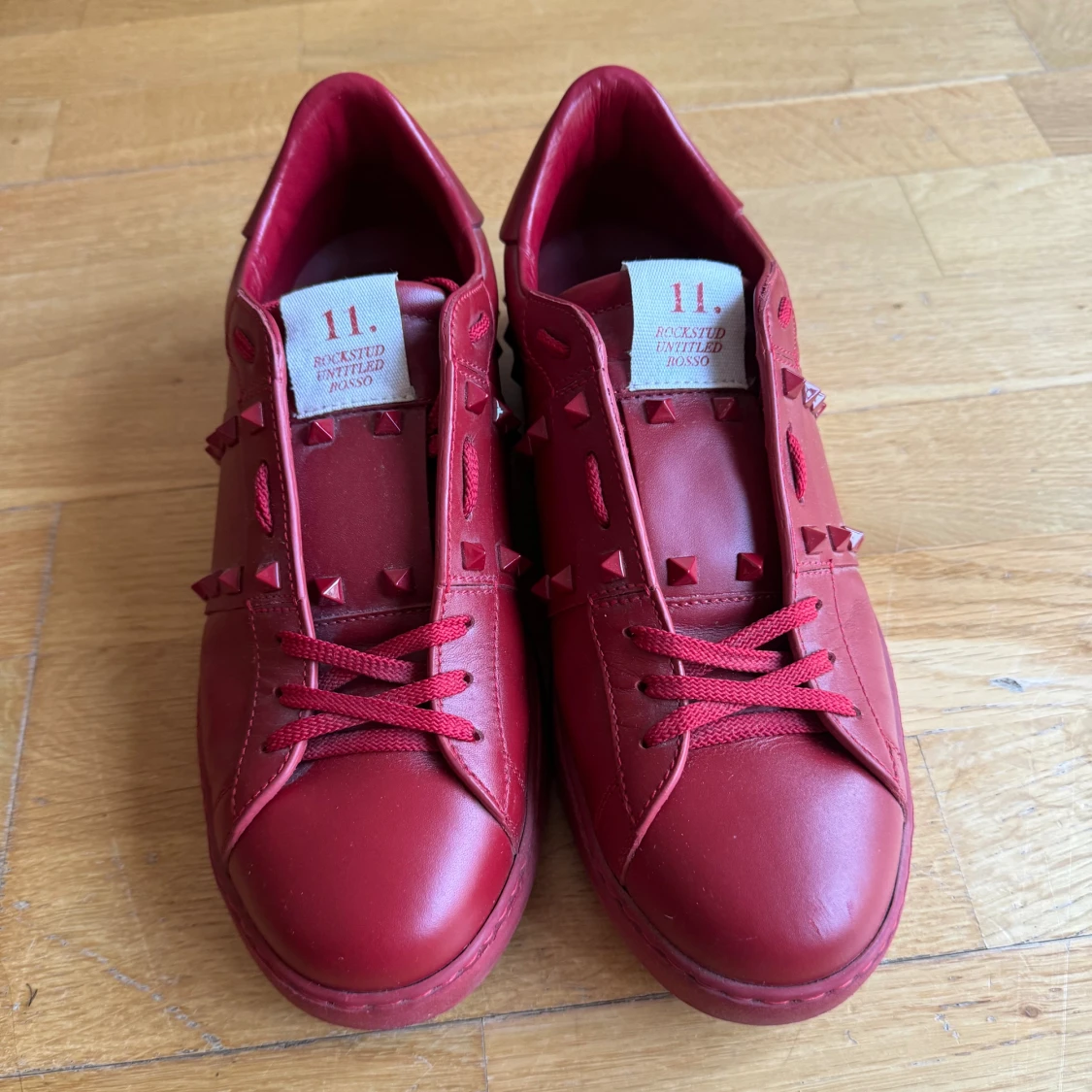 Valentino Garavani röda sneakers
