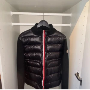 Moncler cardigan - Skick 7/10 trasig på ränderna men går att sy ihop annars ä skicket bra🌟 pris ej hugget i sten 🪨 