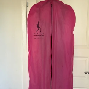 Olivgrön satin klänning - Säljer en elegant olivgrön klänning i satin. Den har en vacker drapering och smickrande passform med breda axelband. Perfekt för festliga tillfällen! Köpt för 2300kr hos pink & purple, storlek 6!💚