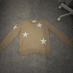 En jätte fin tjock tröja 🍂🍁 väldigt fin till hösten🤎 storlek m! - Jätte mjuk, inte så tjock! 🤍