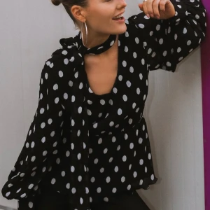 Prickig blus - Prickig blus från nakd🖤🤍 Endast använd en gång, stl xs!😍