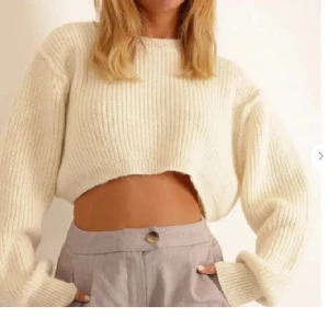 Beige stickad croppad tröja - Säljer en superfin beige stickad tröja som är croppad och perfekt för höst och vinter. Den har långa ärmar och en mysig, ribbad textur. Perfekt för att styla med höga jeans eller kjol! Använd ca 3-5 gånger, mycket bra skick!