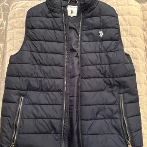 U.S POLO ASSN - Säljer min ralph väst 