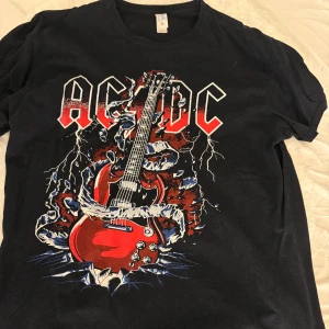 AC/DC T-shirt - Säljer denna T-shirt då det inte längre är min stil. Använd ett fåtal gånger men är i gott skick utan några skador🫶🏼