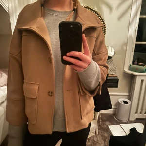 Kappa GANT - Säljer denna supersnygga kappa från GANT som är i mycket bra skick! Perfekt nu till hösten! Storlek S