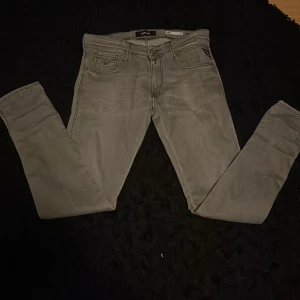 Replay jeans grå - Tjena! Säljer nu dessa feta replay jeansen. 33 34. Nypris: 1700kr. Mitt pris: 600kr. Hör av er vid funderingar🙌