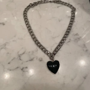 Hjärt halsband  -  Säljer detta  hjärthalsband för den kommer inte så mycket till användning använd också ett fåtal gånger 