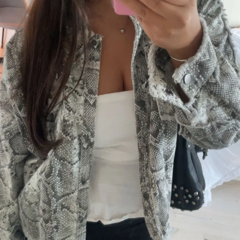 Jättefin zara ormskinn jeansjacka, i nyskick. Var väldigt lång bak då har sytt upp lite ❤️ (ser ut som bild 2 bak). Takit.