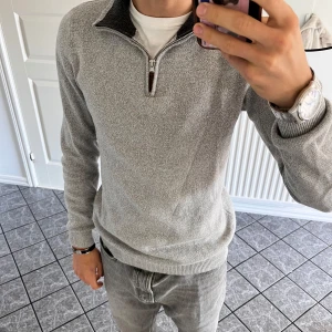 Zip tröja stickad  - Säljer min snygga stickade tröja fårn Next. Den är i nyskick och i storlek S. Nypris ligger på 700kr. Kom gärna med prisförslag!