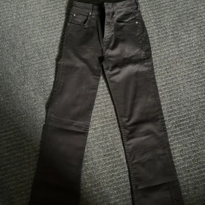 Lee jeans - Svarta bootcut jeans från Lee, bra skick och nästintill oanvända skulle tippa på att dom är använda 1 gång 💞 Storlek W27 och L33💞 köpta för 1200 kr 