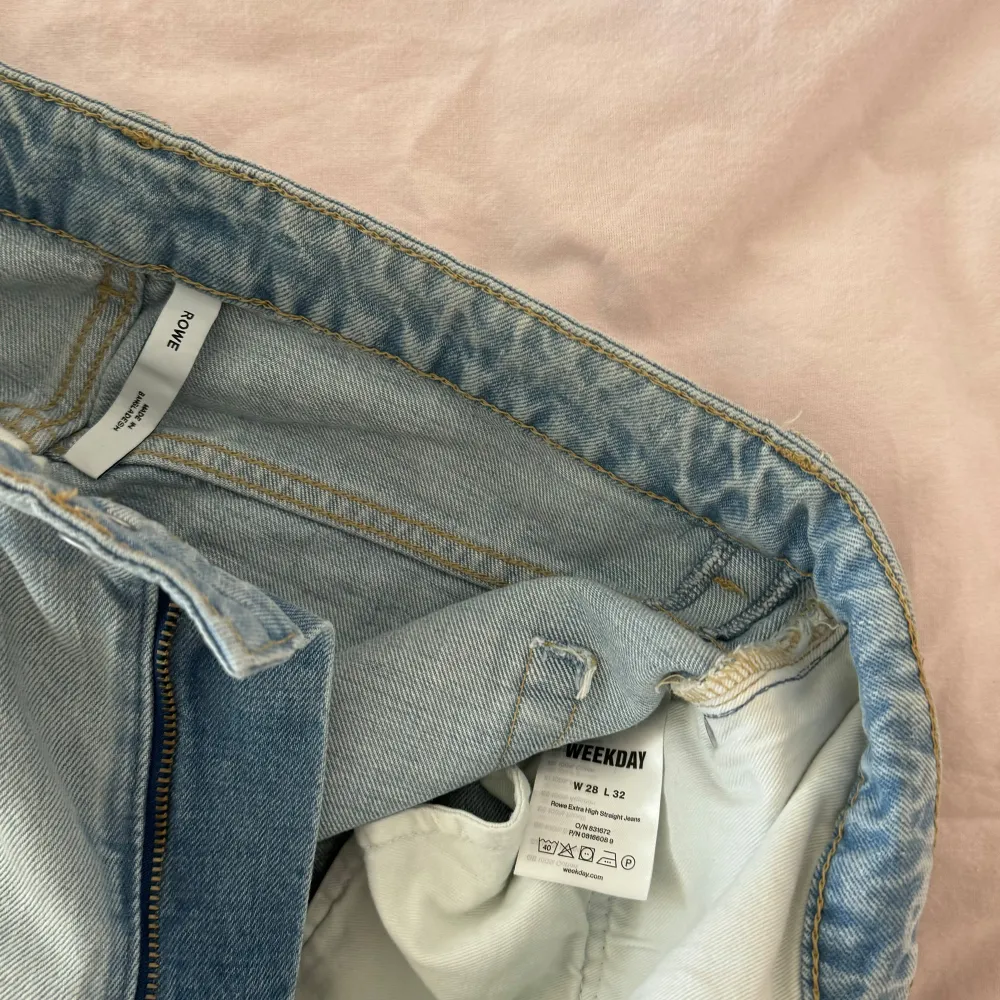 Blå jeans ifrån Weekday i storlek 28/32 i modellen Rowe. Köpta i somras, endast använda 1 gång. Säljer pga för små. Nypris 590kr . Jeans & Byxor.