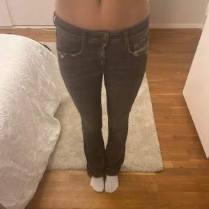 Snyggaste low waist bootcut jeansen från diesel i storlek 26/30 !!❤️❤️ inga defekter 