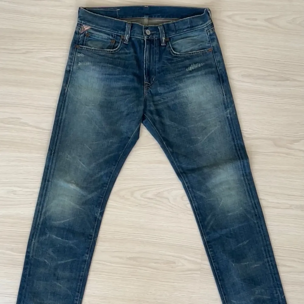 Säljer nu mina Ralph Lauren denim & supply jeans med riktig fet slitning. De är storlek W31/L30 och de är straightfit . Jeans & Byxor.