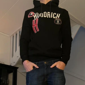 Hoodrich Hoodie - Säljer min hoodrich hoodie då den ej har kommit till användning alls. Tröjan köptes på JD Sports i Stockholm och har aldrig använts, Den är i helt nyskick och har aldrig ens tvättats. Den säljs även till en riktigt bra pris.