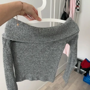 Grå offshoulder  - Säljer för använder inte har för många off shoulders tyvärr har ingen lapp kvar på den så tror storleken är XS/S och tror den är från pull & bear för hade en exakt likadan innan från pull & bear fast gav den till min vän 🤍 Oanvänd
