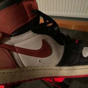 Air Jordan 1 High OG Team Red - -Skick 6,5/10 -Säljs idag för omkring 7000 
