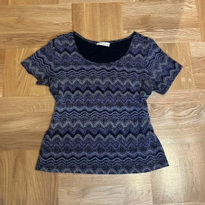 Glittrig tröja - Super söt tröja med glittriga detaljer i tyget!! Köpt ganska dyr på beyond retro därav priset, använd gärna köp nu 💕