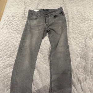 Replay Jeans Gråa - Väldigt bra skick, waist 30, length 31. Size 31.  Pris kan diskuteras! OBS! Det är inte exakt den färgen som jag visar på deras hemsida men de exakt samma modell och samma nyköpspris!