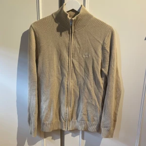 Gant zip - Säljer min zip från gant då den inte används mer. Skick 9/10. Skön passform och passar till allt. Skriv för mer info o bilder 