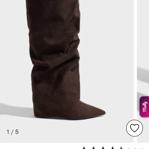 Bruna stövlar från Nelly - Säljer ett par snygga bruna stövlar från Nelly. De är i mocka och har en spetsig tå som ger en elegant look. Perfekta för höst och vinter. Stövlarna är i nyskick och kommer i originalförpackning. Aldrig använda!