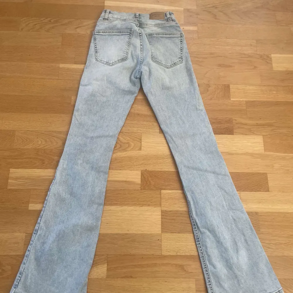 Ett par ljusblåa jeans från gina tricot i storlek 32💞kommer ej till andvänding längre därav säljer jag. Jeans & Byxor.