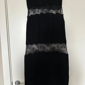 Zara klänning, Strl S - Jättesnygg klänning från Zara, aldrig använd och prislapp kvar. Storlek S men mer som en M. Frakt tillkommer och betalning sker via swish. Nypris: 459kr.