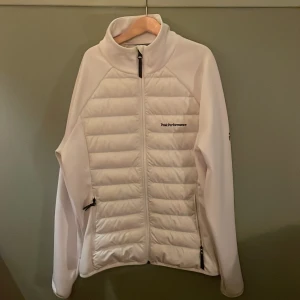 Peakperformance - En vit peakperformance cardigan som är använd ett få tall gånger och är perfekt till hösten och våren är storleken L men passar S