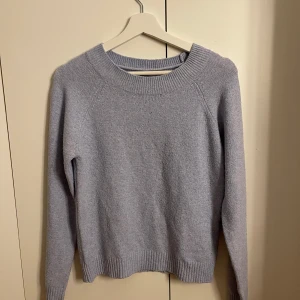 Stickad tröja - Ljusblå stickad tröja från vero Moda i använt skick därav priset!🥰