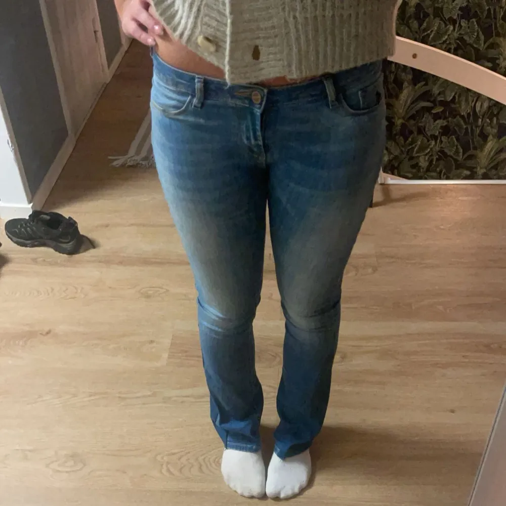 Säljer dessa super snygga lågmidjade bootcut jeansen skriv gärna om ni är intresserade eller undrar något 💕. Jeans & Byxor.