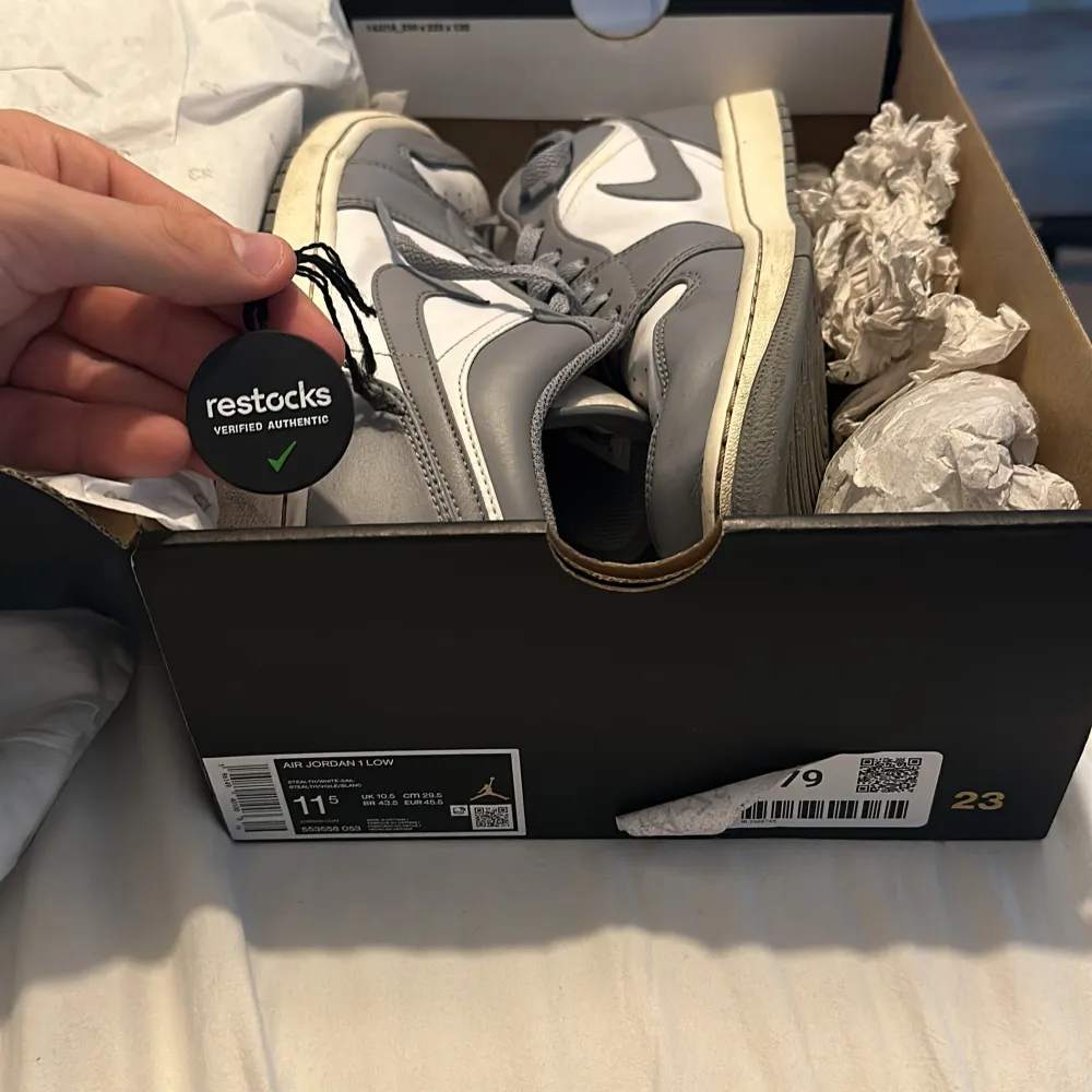 Säljer ett par Jordan lows i Stealth grey storlek 45,5 inköpta på Restocks för 2,6k  Box ingår och tagen från Restocks✅  Använt skick som ni ser på bilderna men har fortfarande mycket kvar att ge.   Jordans är små i storleken så dessa sitter som 45 . Skor.