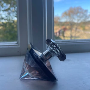 Lancome parfym - säljer ”la nuit” parfymen av Lancome, inte min doft därav säljer ja🌟 skulle säga att de är 80% kvar