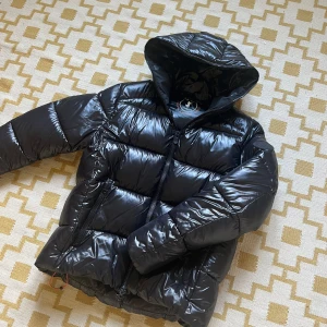 Save The Duck Vinterjacka - Säljer en sjukt fet savetheduck jacka, perfekt nu till vintern! Skicket är 10/10, inga defekter alls. Skriv gärna för frågor!