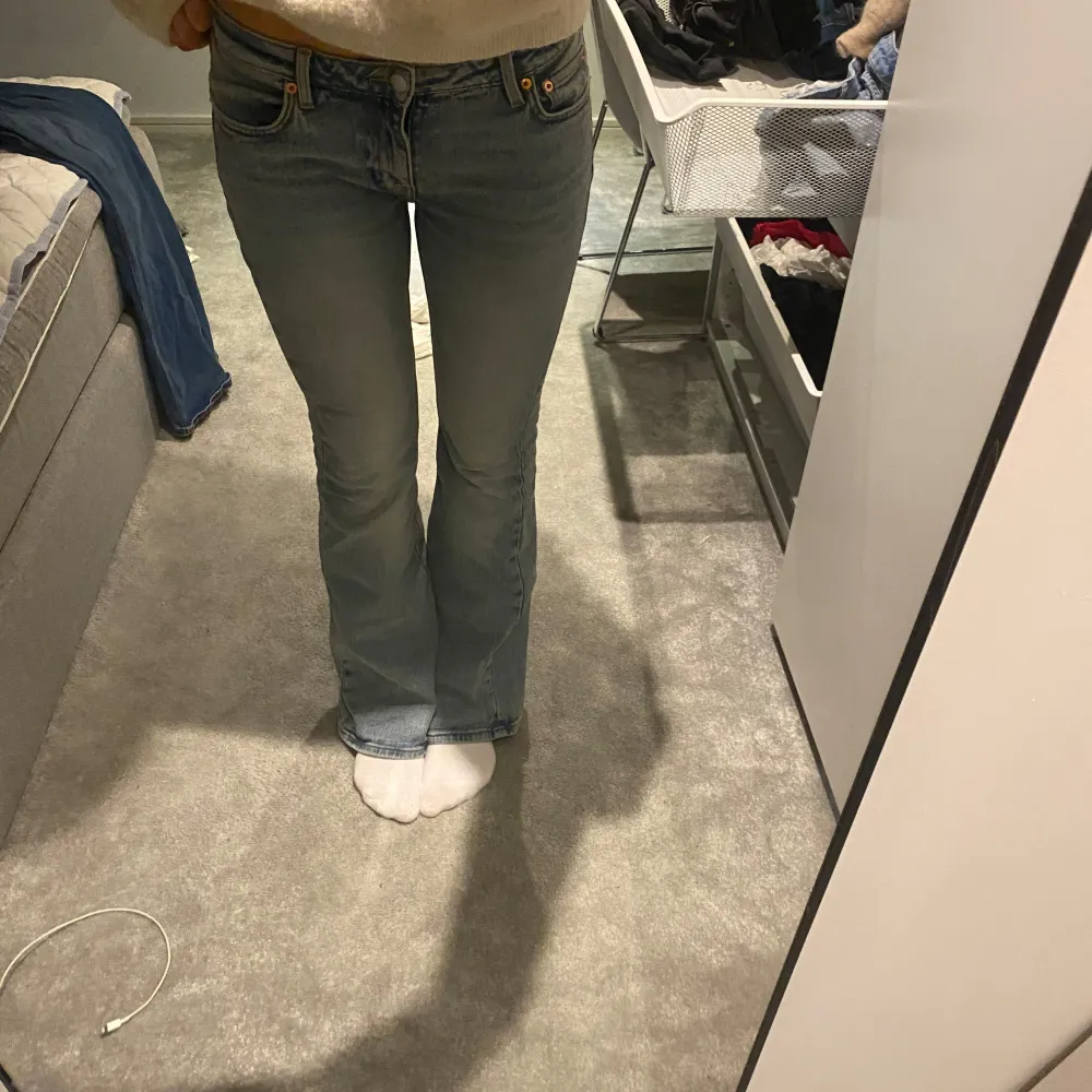 Såå fina jeans från weekday som är helt slutsålda, köpta för 600. Jeans & Byxor.