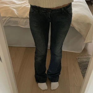 Lågmidjade jeans vintage - Säljer ett par snygga lågmidjade jeans med bootcut. För små för mig då materialet inte va stretchigt. Jättebra kvalitet💕Skriv för mer info!💕