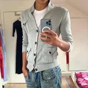 Tja, säljer en riktigt snygg cardigan i felfritt skick. Passar bra till vardags och till jeans. Har tänkt lägga upp en del kläder nu framöver så kolla gärna in profilen och följ för mer, kommer varje vecka. Skriv om du har frågor och hoppas vi hörs🙈🤙