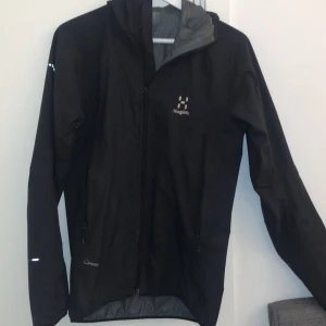 Haglöfs jacka - Säljer denna haglöfs jackan som inte används. Den har några slitage som man ser på bilderna. Sedan är den rätt svår att stänga pga början pdragkedja är sönder som man ser på sista bilden. Säljs mycket billigt. Jag kan gå billigare vid snabb affär. 