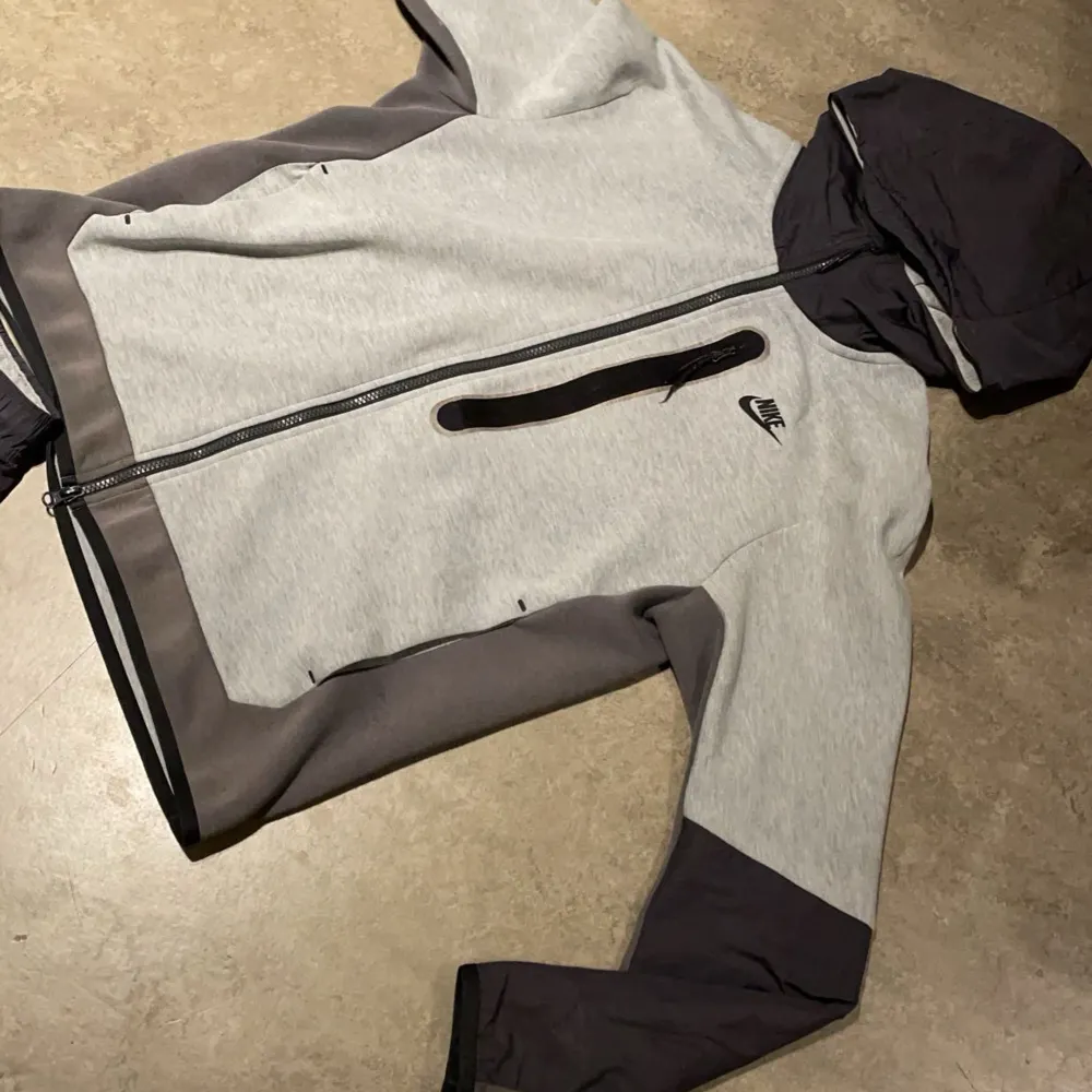 Säljer min Nike tech rätt så bra skick, storlek M men passar även bra som S. Hoodies.