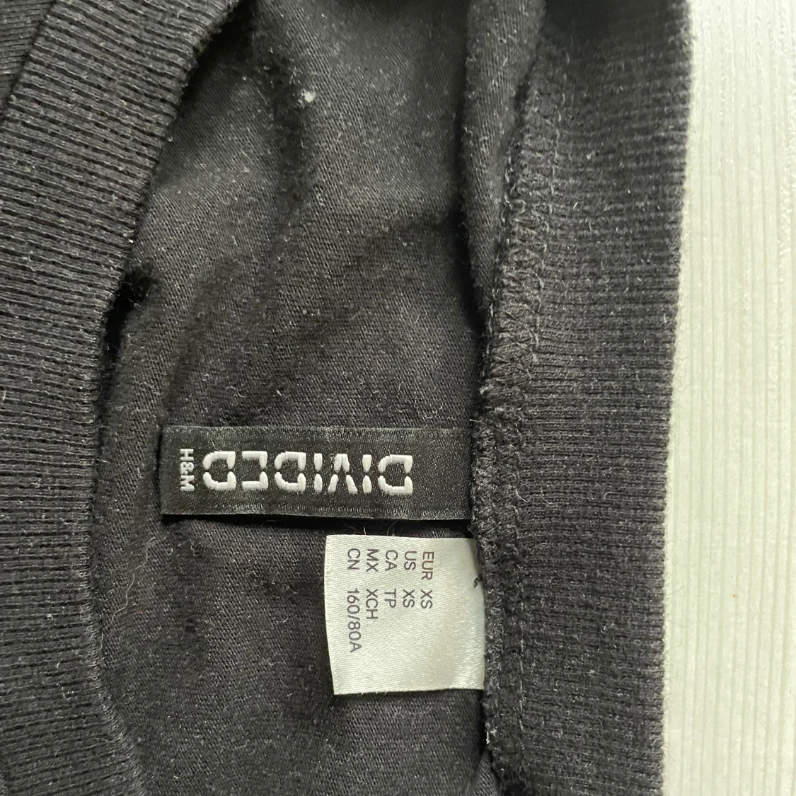 Svart topp med rynkad design - 93